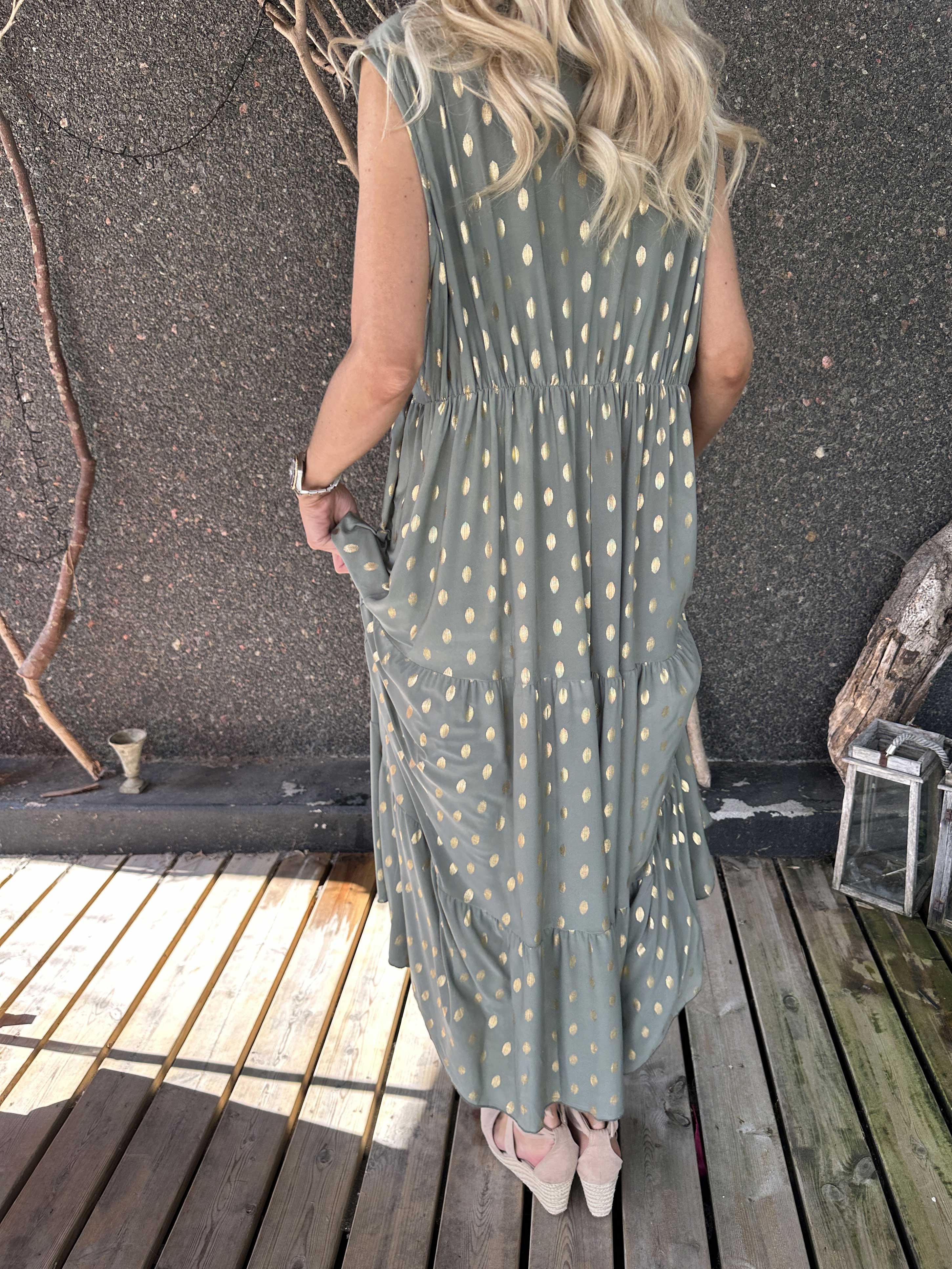 Karini Gold - Lang elastisk kjole med guld dutter